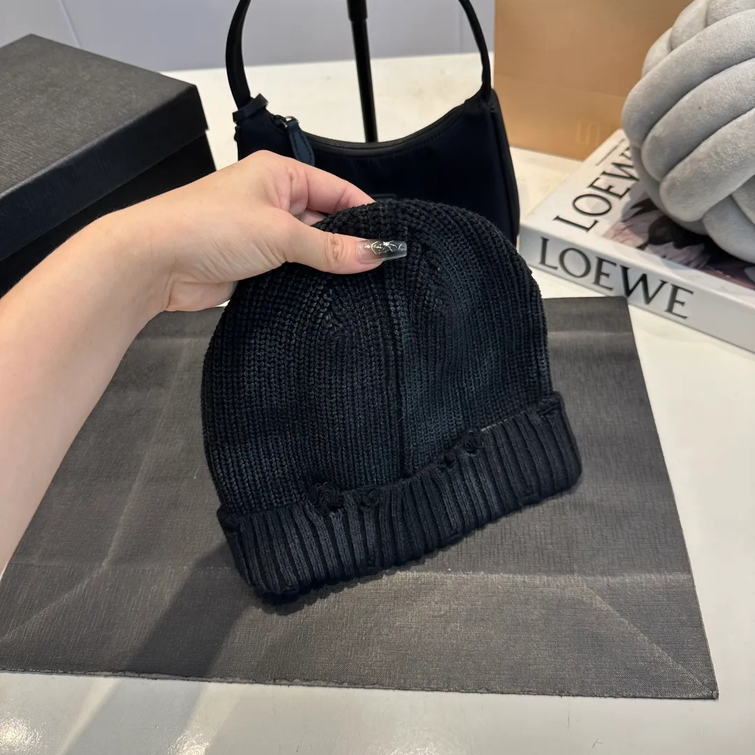 P60 Crow Heart Autumn and Winter Wool Knitted Beanie This must be the favorite of minimalism. It is clean, neat, fashionable and versatile, and will definitely not be picky about your face shape! A fashionable classic that lasts forever! Fashionable black and white can be purchased together